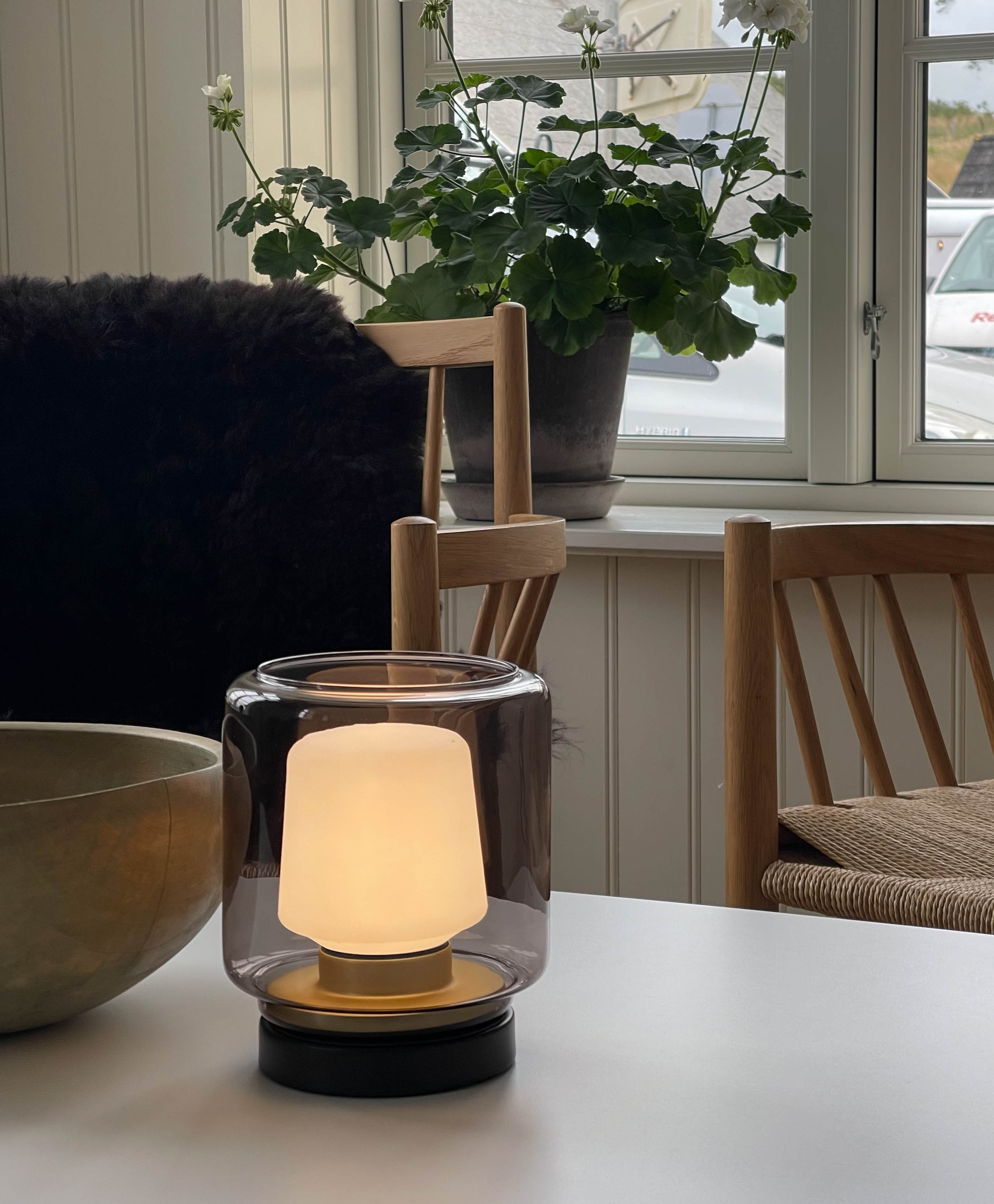 Inomhus SACKit New York-lampa i glas i loungeområdet hos Villa Vest