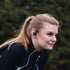 sackit Active 200 trådlösa in ear hörlurar på kvinna under träning utomhus med öronkrok för säker passform