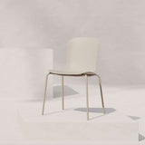Ljusbeige formgjuten uteplatsstol från sackit med ergonomisk sits och smalt underrede i metall för nordiskt utomhusliv