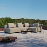 Beige fyrsitsig hörnsoffa för utomhusbruk från sackit på en solig terrass med soffbord och utsikt över grönska och vatten