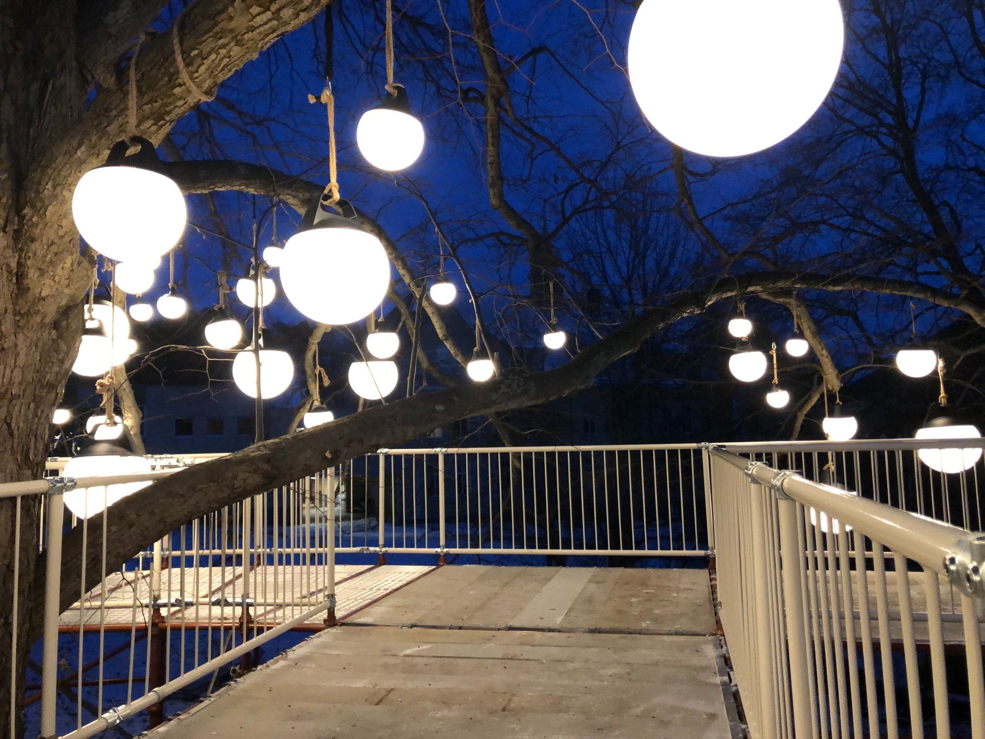 Gruppinstallation av SACKit Light-lampor vid en historisk byggnad i Larvik kommun