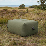 Soft Sofa Outdoor - Pouf i Kirra Olive – miljöbild