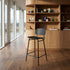 Frame Bar Stool - Wood w/backrest i svartbetsad ek – miljöbild