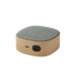 Liten portabel högtalare från sackit med rundad ram i ljust ekträ grått textilgaller och enkel kontrollknapp för stilren ljudupplevelse i hemmet