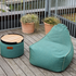 Turkos Cobana loungestol och matchande puff i slitstarkt tyg på en träaltan, med vädertålig design för nordiskt utomhusbruk från sackit
