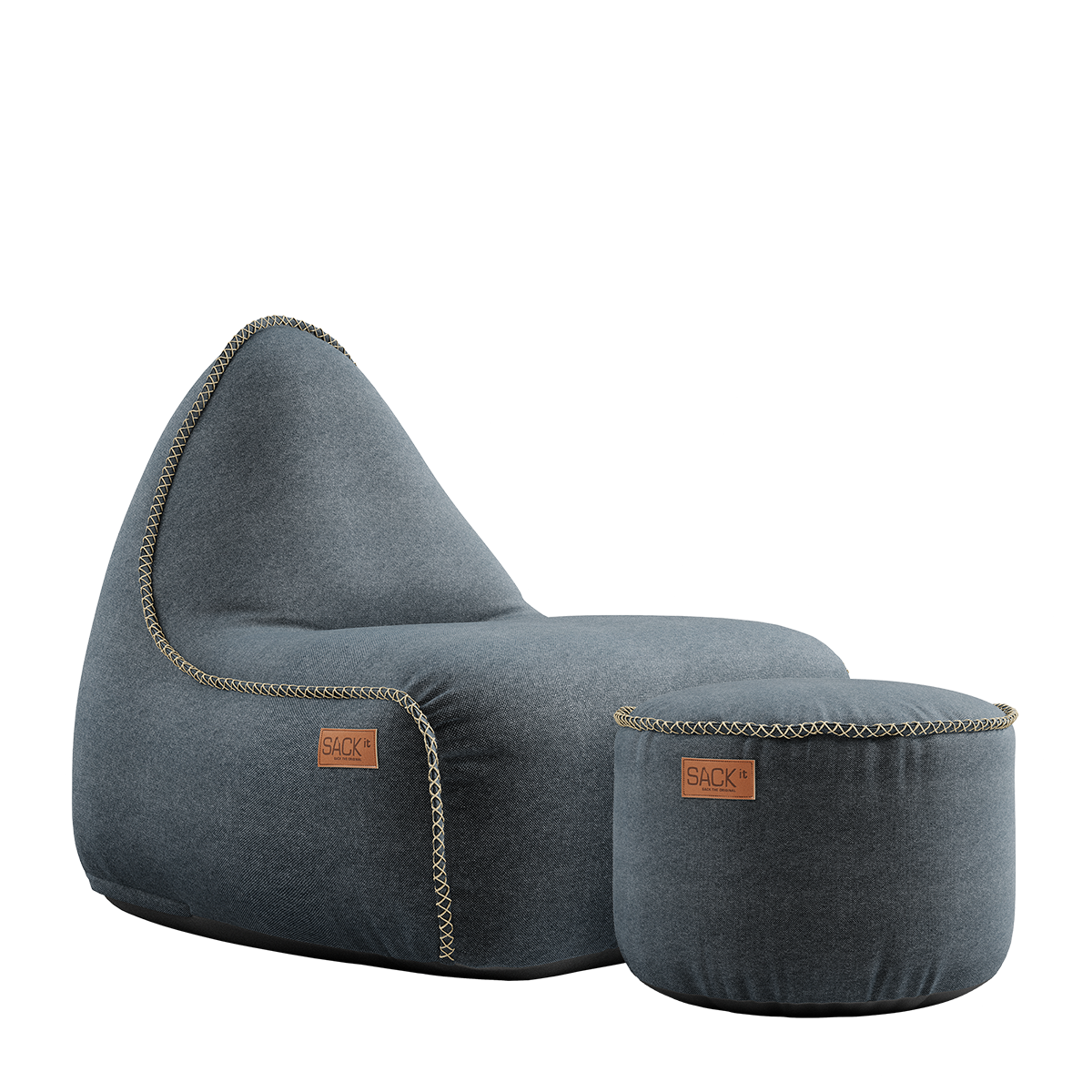 Grå tygfåtölj med matchande puff från sackit för bekväm avkoppling inomhus i modern nordisk design