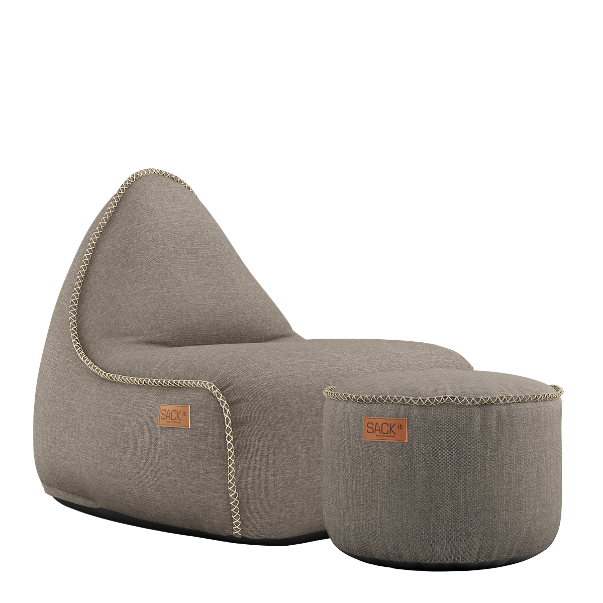 Grå loungefåtölj med matchande puff från sackit för utomhusbruk med väderbeständig textil och dekorativa kontrastsömmar i nordisk design