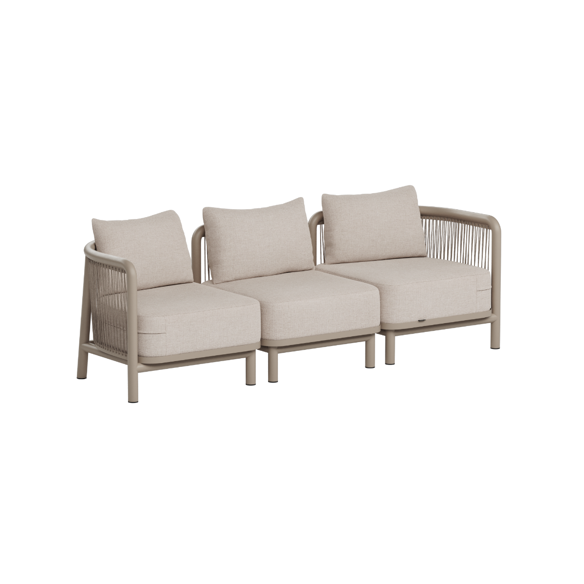 Beige tresitsig loungesoffa för utomhusbruk från sackit Sweden med mjuka dynor och flätade armstöd i modern nordisk design баян