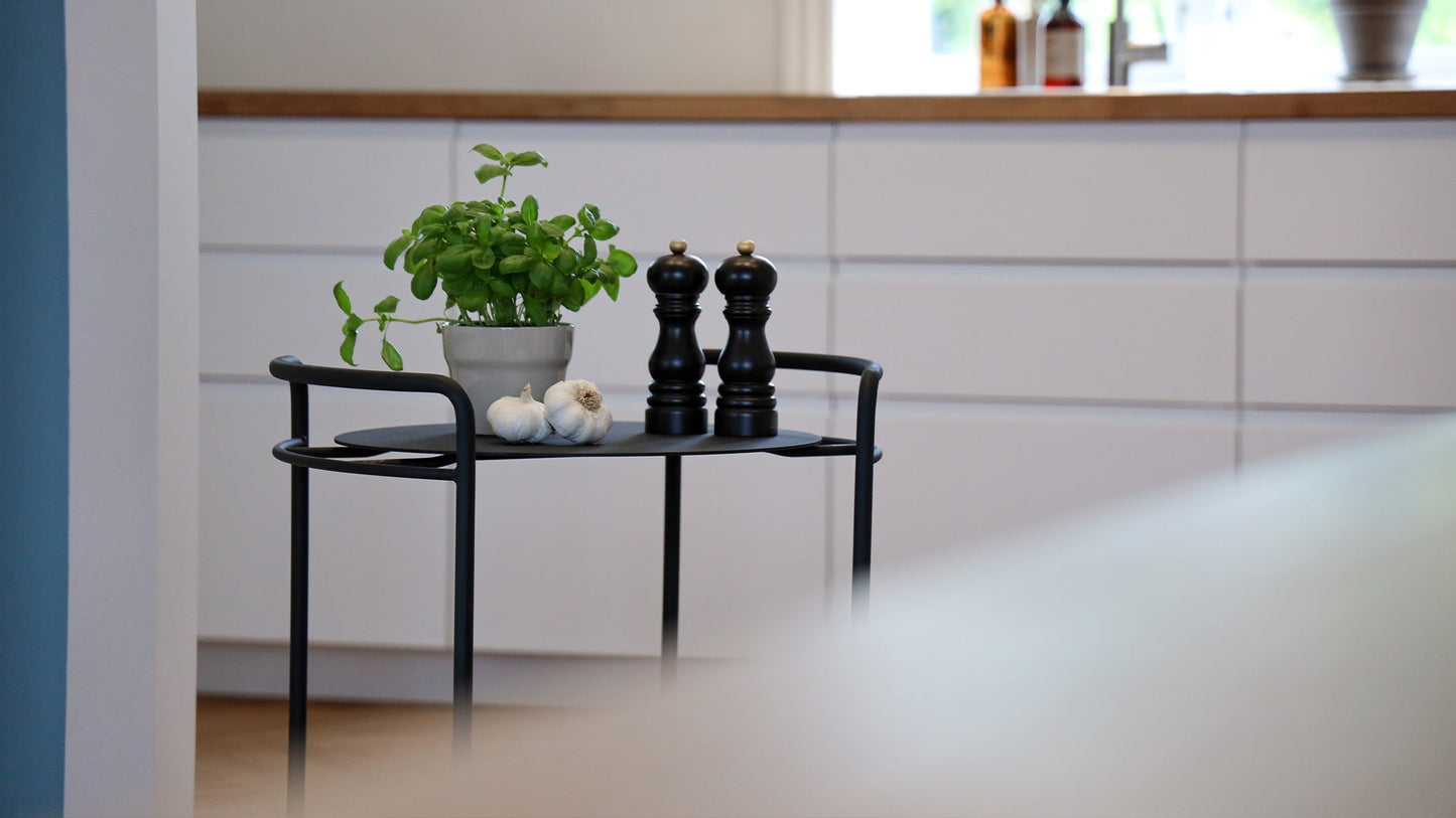 Serving Table - Brickbord i pulverlackerat stål med hjul