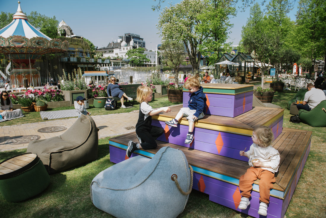 Familj slappnar av i SACKit sittsäckar i loungeområdet på Tivoli Food Festival