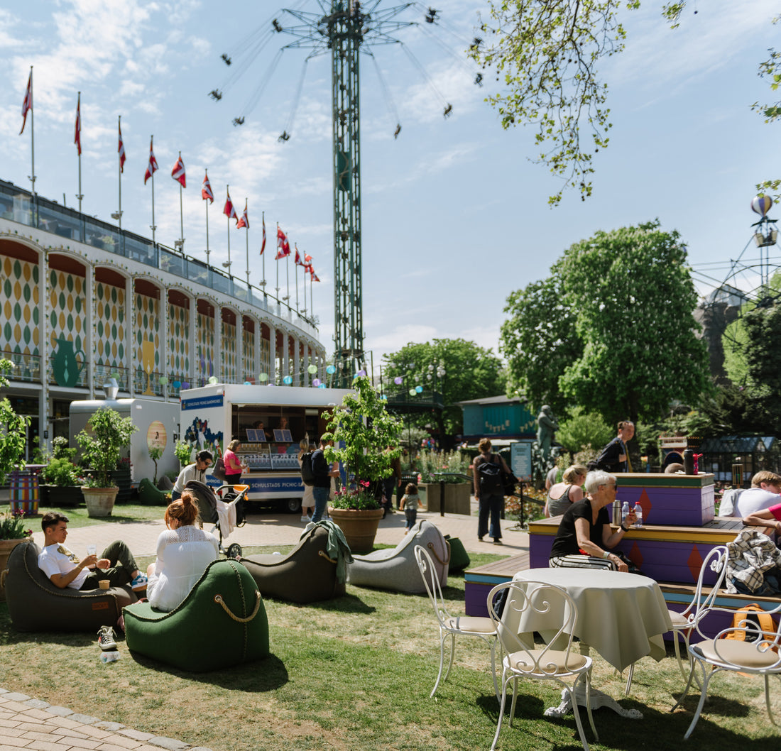 Två personer njuter av stunden i SACKit loungeområde på Tivoli Food Festival
