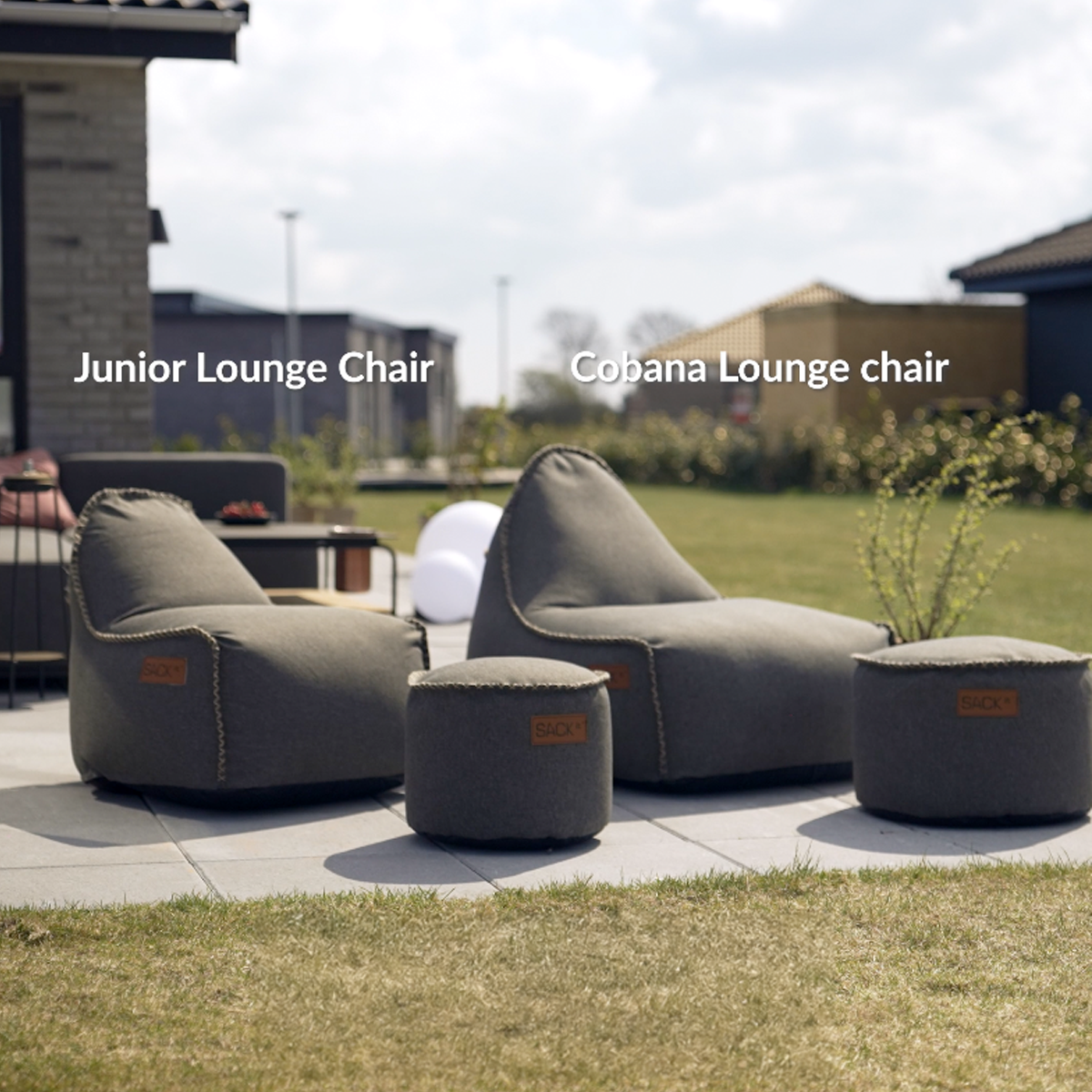 sackit junior loungestol och cobana loungestol med två pallar i grått på en solig uteplats med gräsmatta och vädertålig design för utomhusbruk