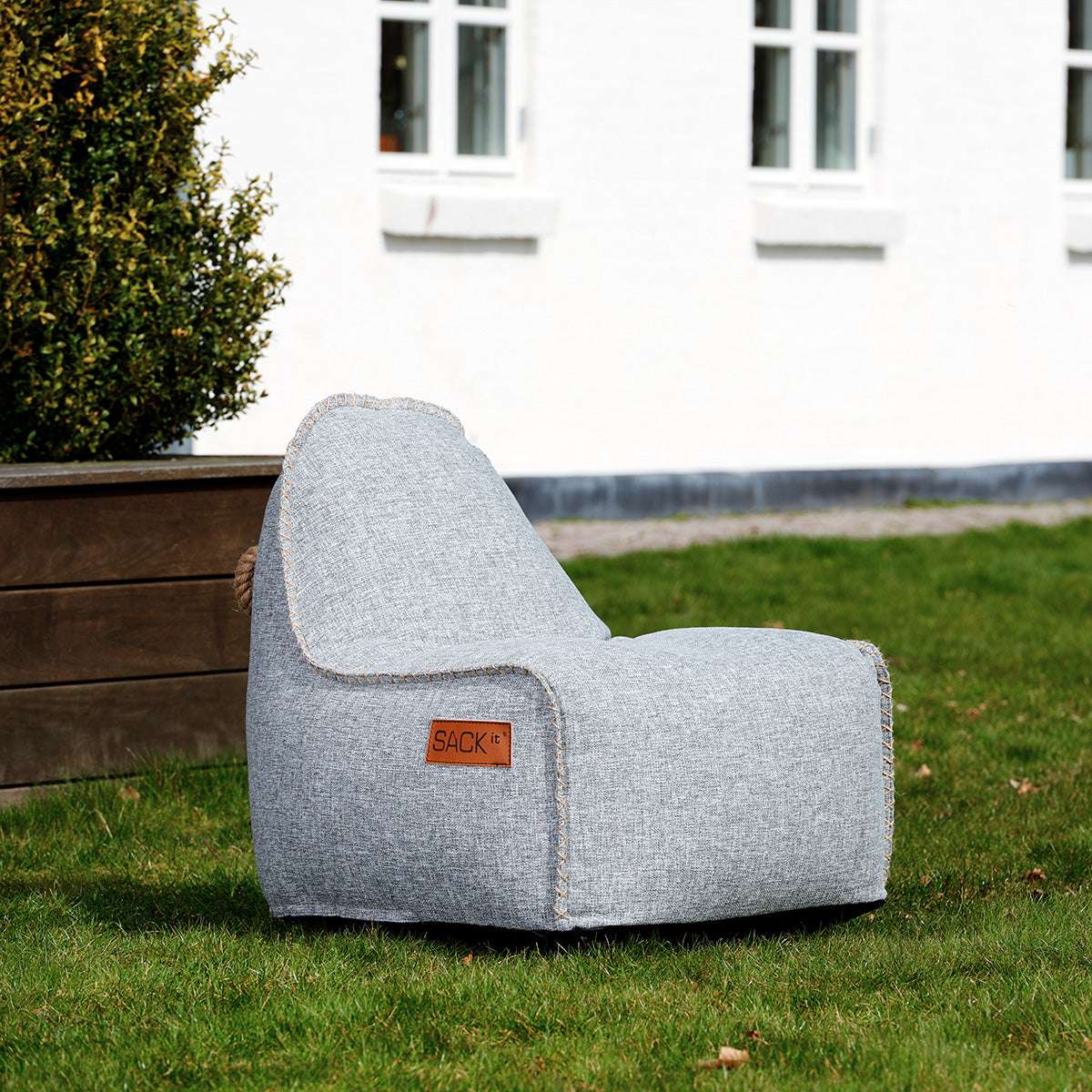 Ljusgrå loungestol för barn från sackit på gräsmatta utomhus med mjuk form och vattenavvisande tyg