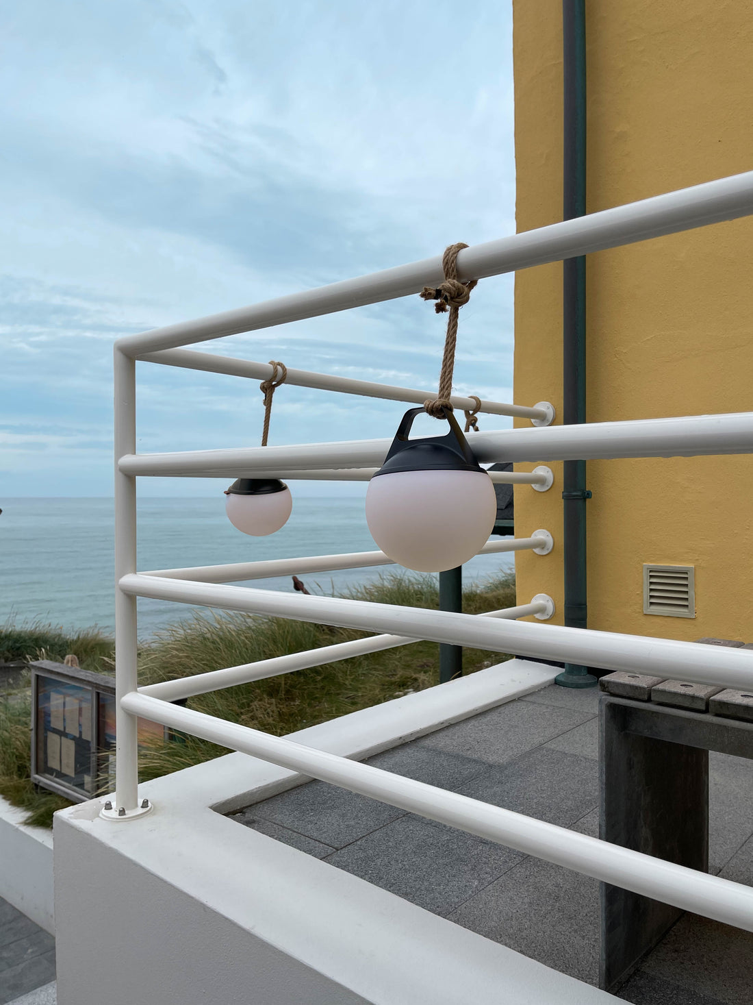 SACKit utomhuslampor lyser upp terrassen hos Villa Vest vid Nordsjön