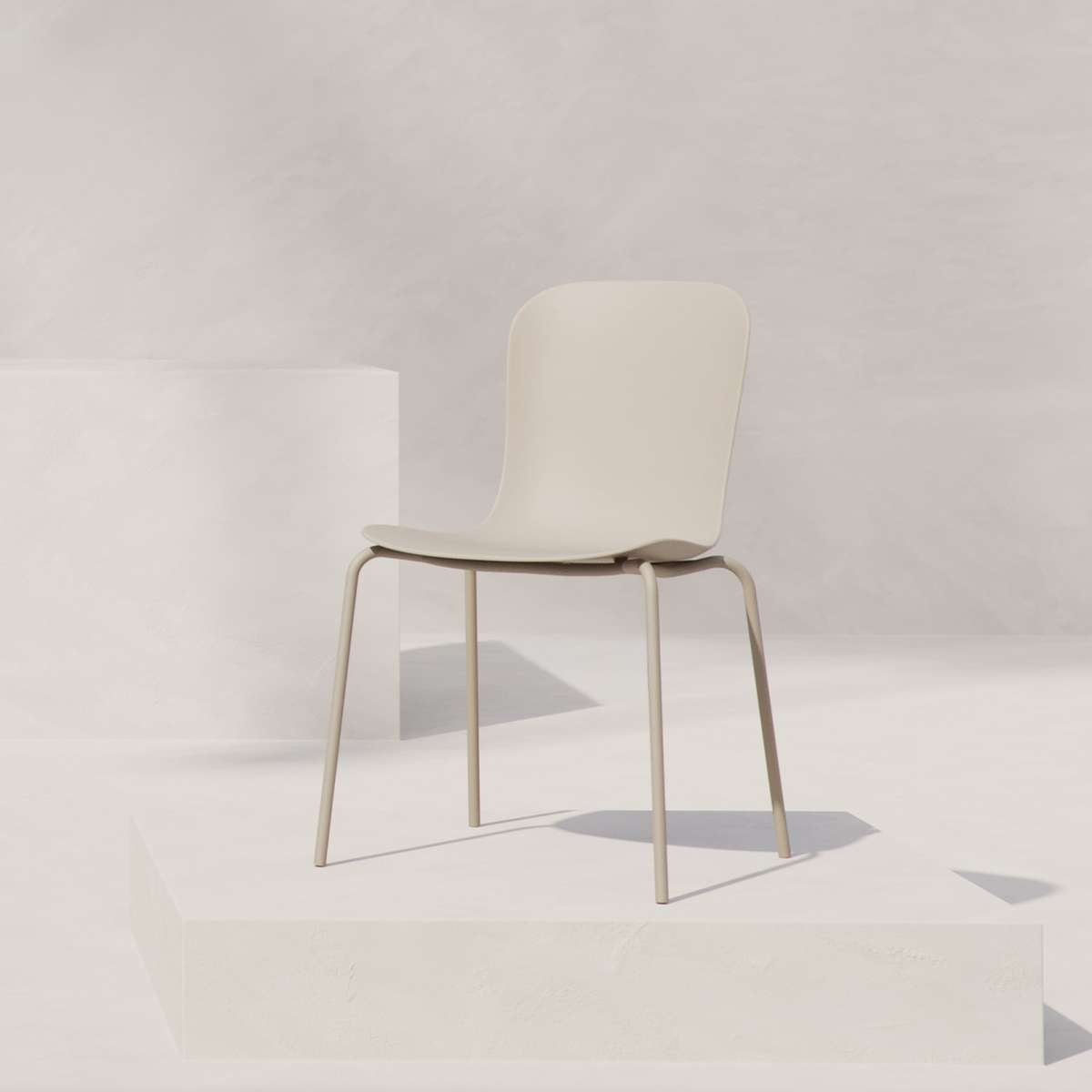 Ljusbeige formgjuten uteplatsstol från sackit med ergonomisk sits och smalt underrede i metall för nordiskt utomhusliv