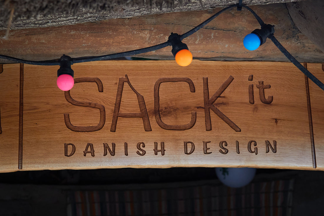 Träskylt med SACKit-logotyp i loungeområdet på Aalborg Zoo