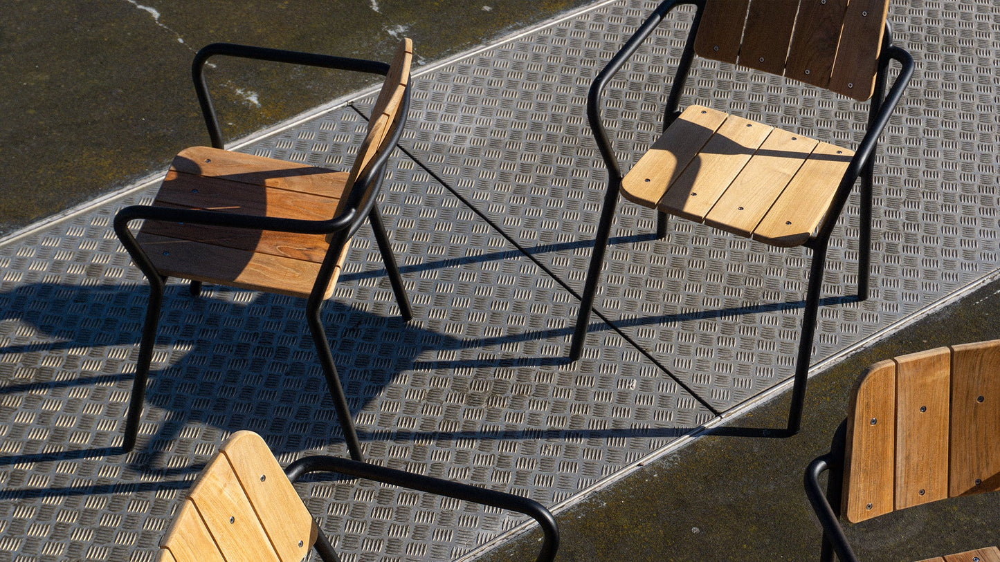 Kirra Patio Chair - Stapelbar patiostol i teak och pulverlackerad aluminium