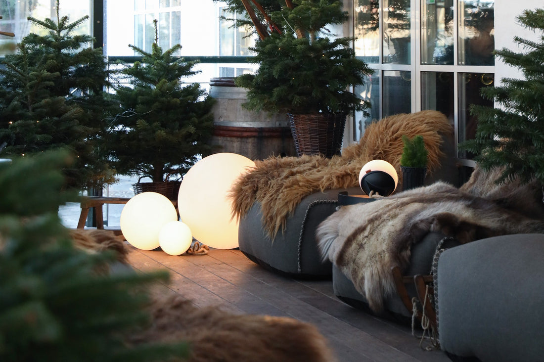 Loungeområde med SACKit sittsäckar och lampor på Café Peace
