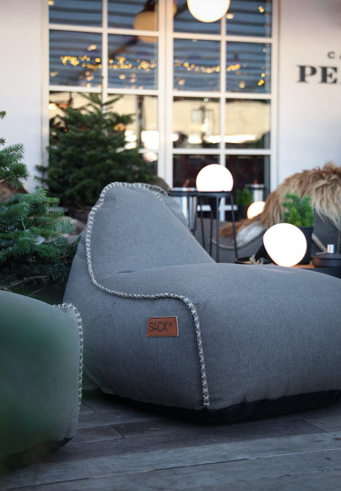 Cobana sittsäckar från SACKit placerade i loungeområdet på Café Peace