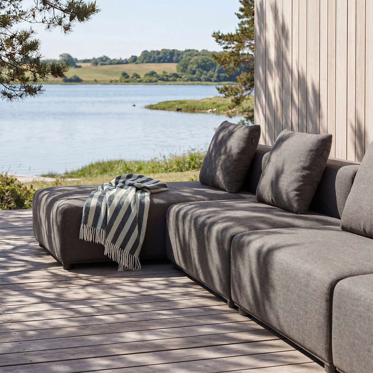 Cobana Lounge Sofa i Kirra Noir från sackit