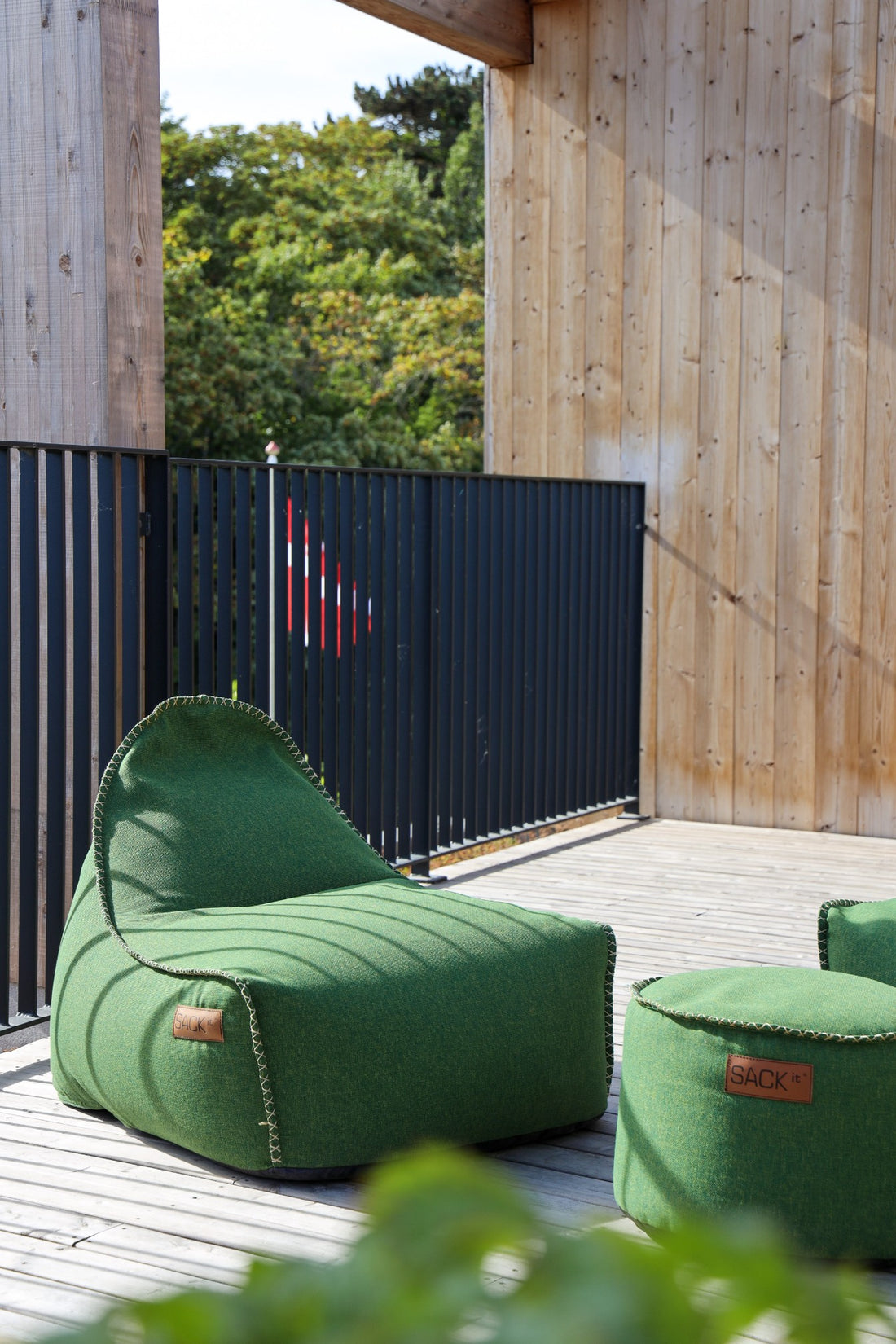 Grön Cobana Lounge Chair och Puff från SACKit – skandinavisk design för hotellets utomhusmiljöer