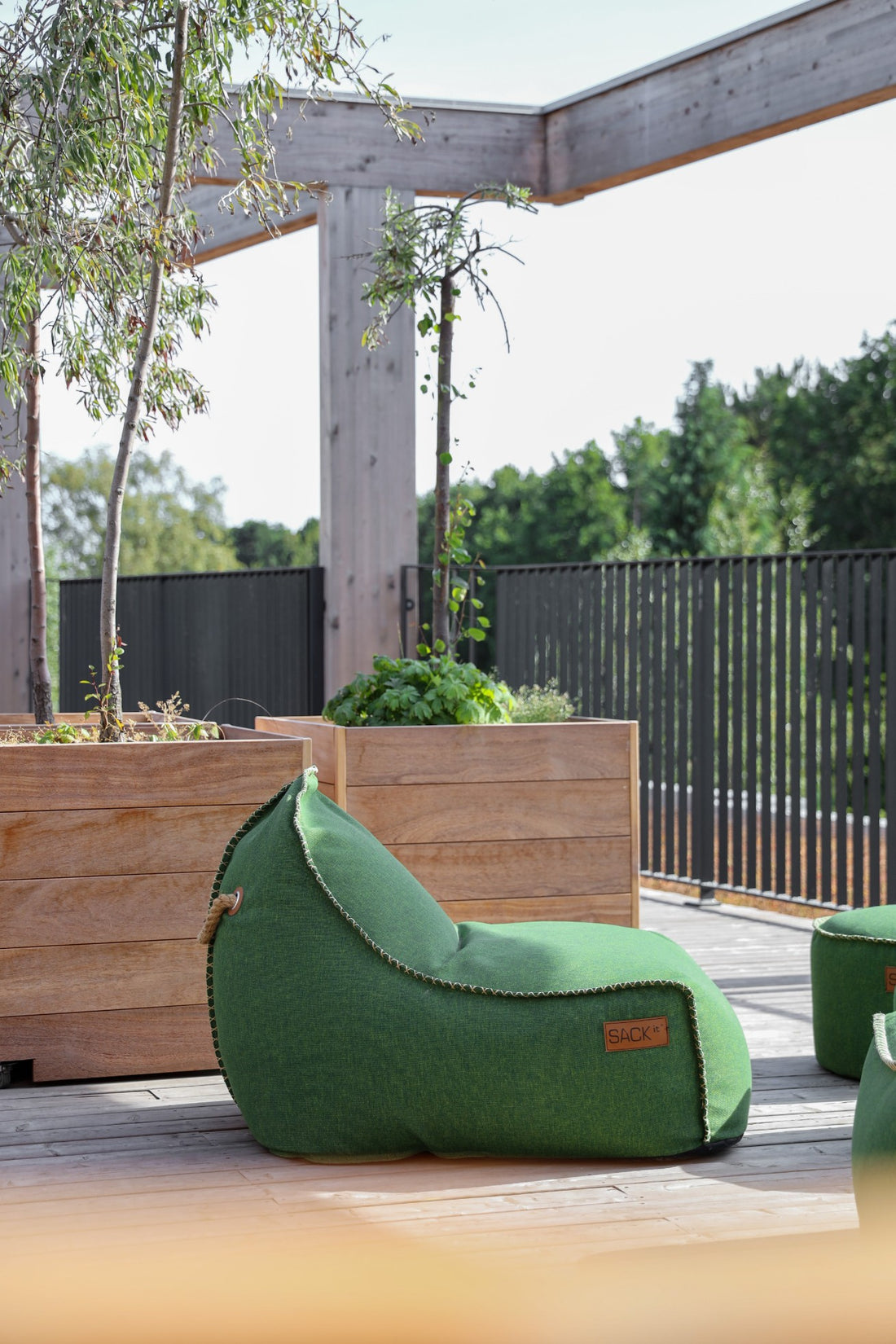 Detalj av grön Cobana Lounge Chair från SACKit på hotellets takterrass
