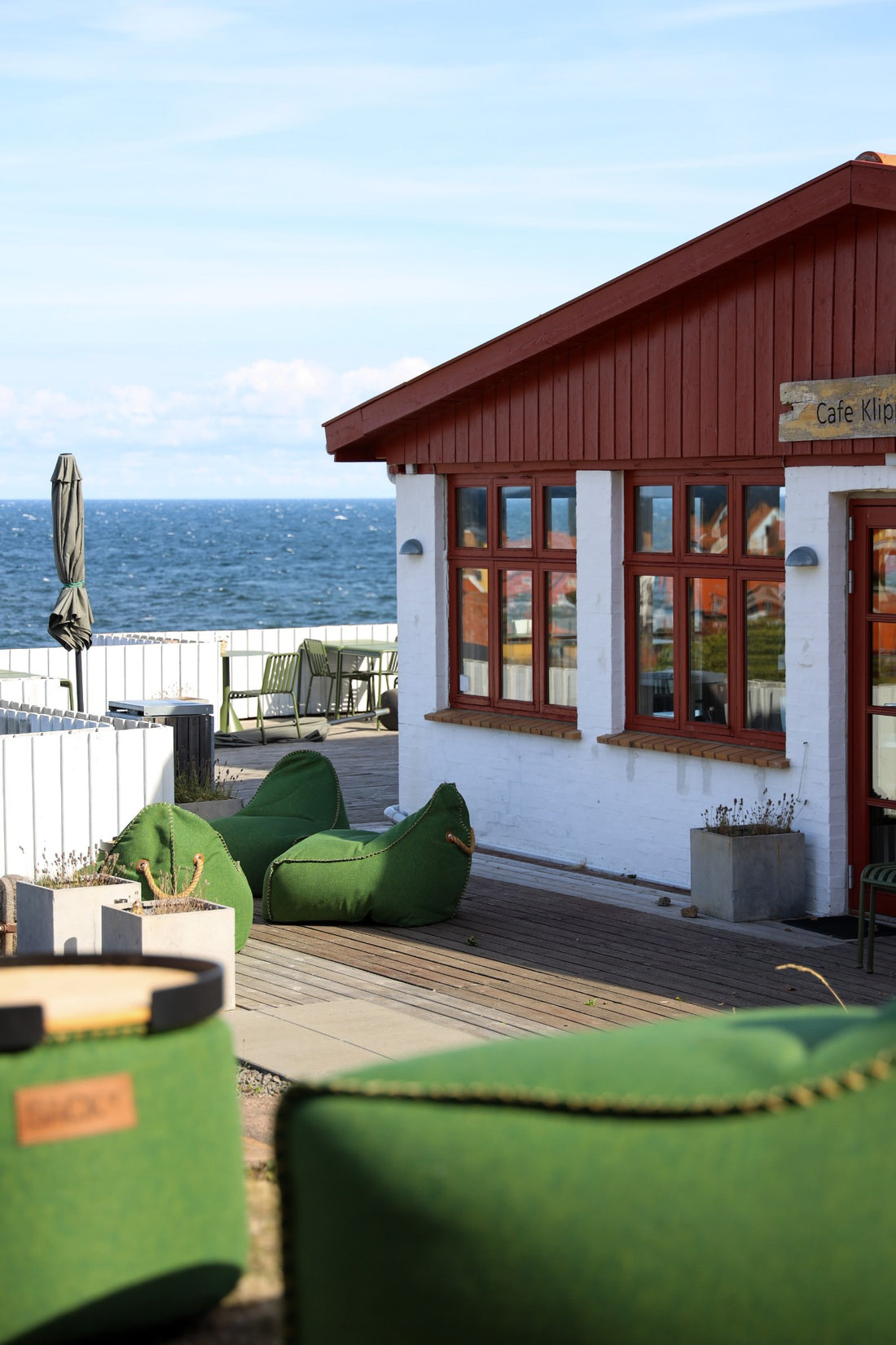 Sittsäckar och puffar från SACKit på terrassen hos Hotel Klippen