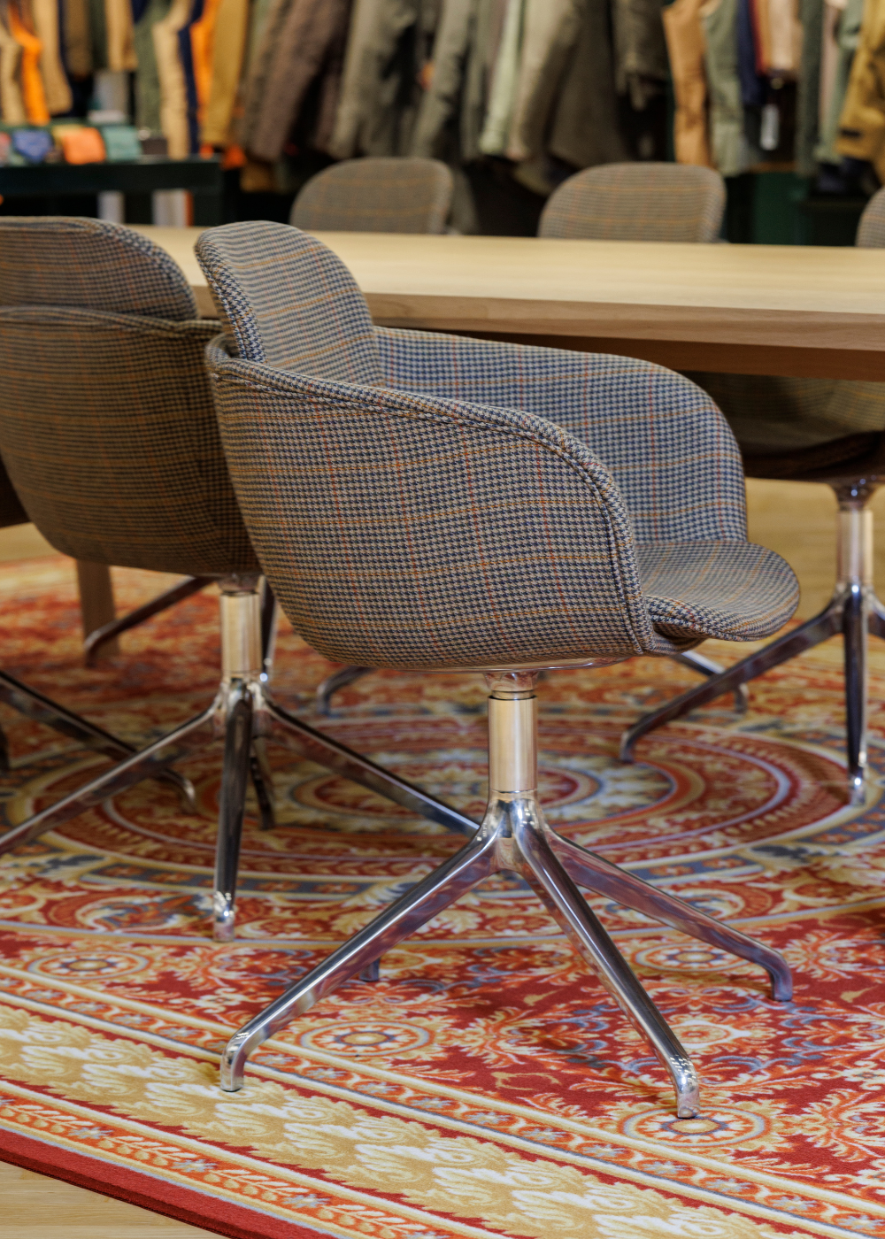 SACKit matstolar och matbord i Laksen Sporting showroom