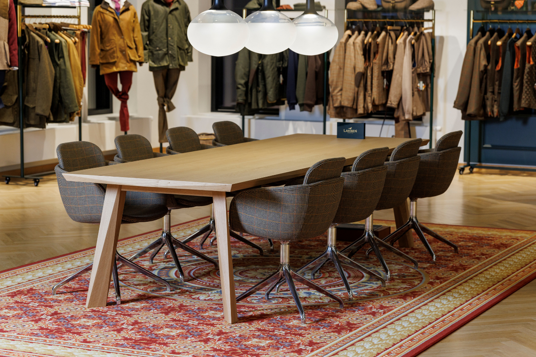 Stolsuppställning med Chair no. One S2 i specialdesign och SACKit matbord hos Laksen Sporting