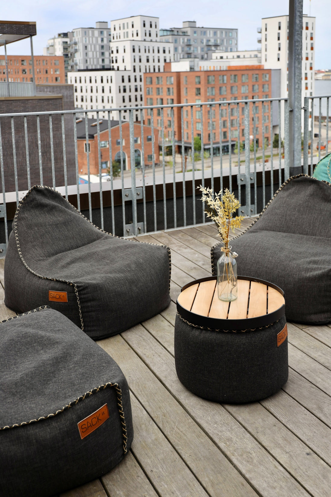 Cobana Puff och Lounge Chair från SACKit skapar lugn och komfort på takterrassen hos Rare Wine