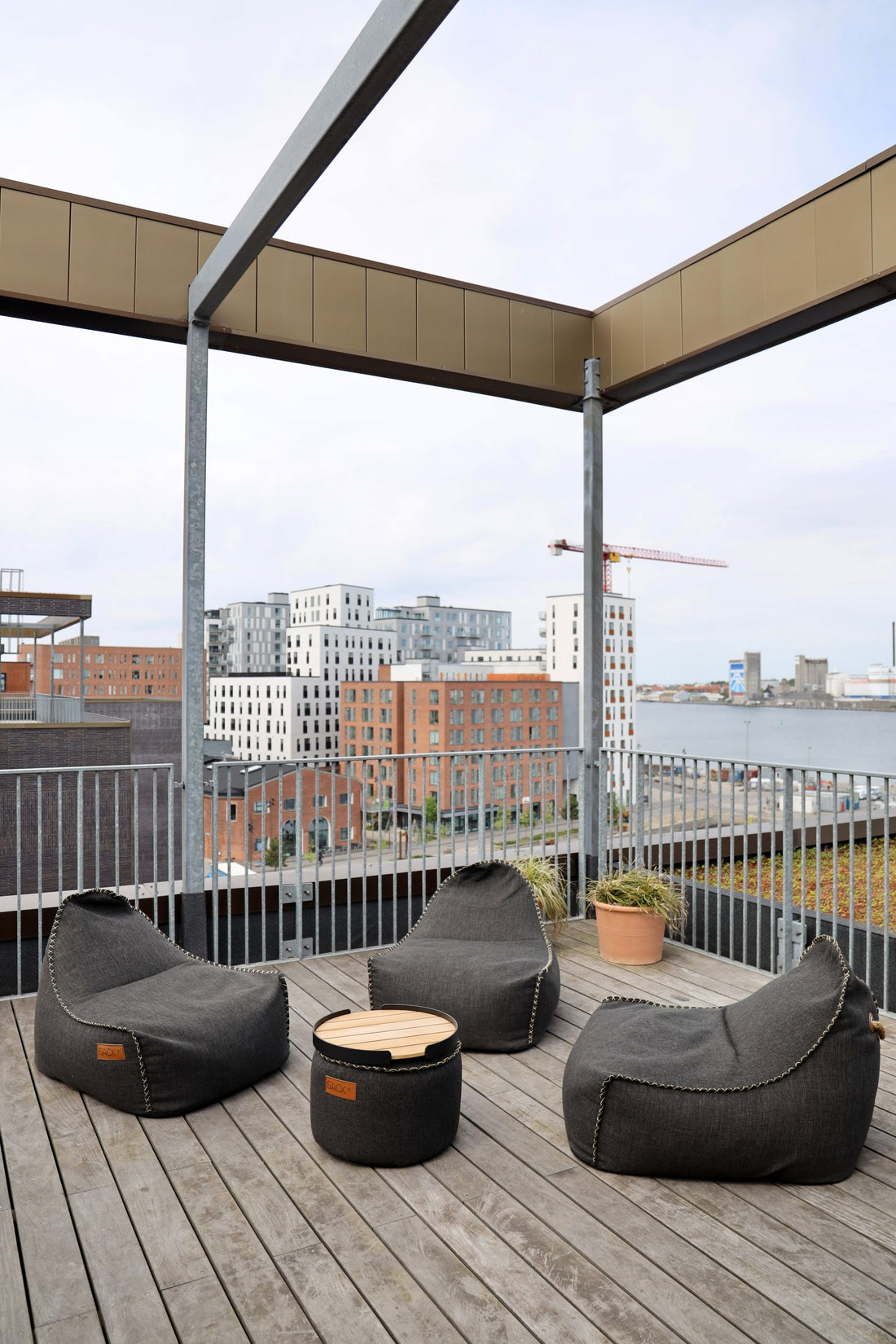 Utomhusloungemöbler från SACKit installerade på takterrassen hos Rare Wine, Aalborg