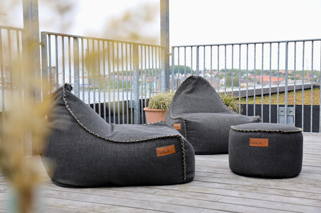 Lounge Chair från SACKit på takterrassen hos Rare Wine med utsikt över fjorden och staden
