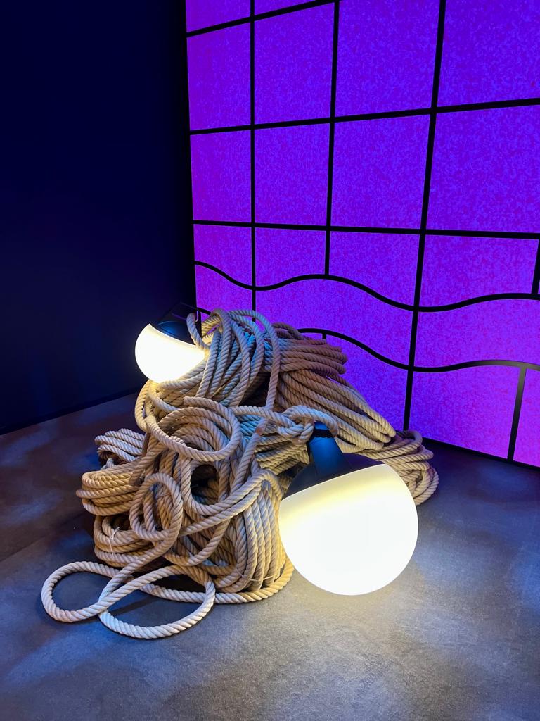 Närbild av SACKit Light-lampa med repupphäng och dansk design hos Hermès