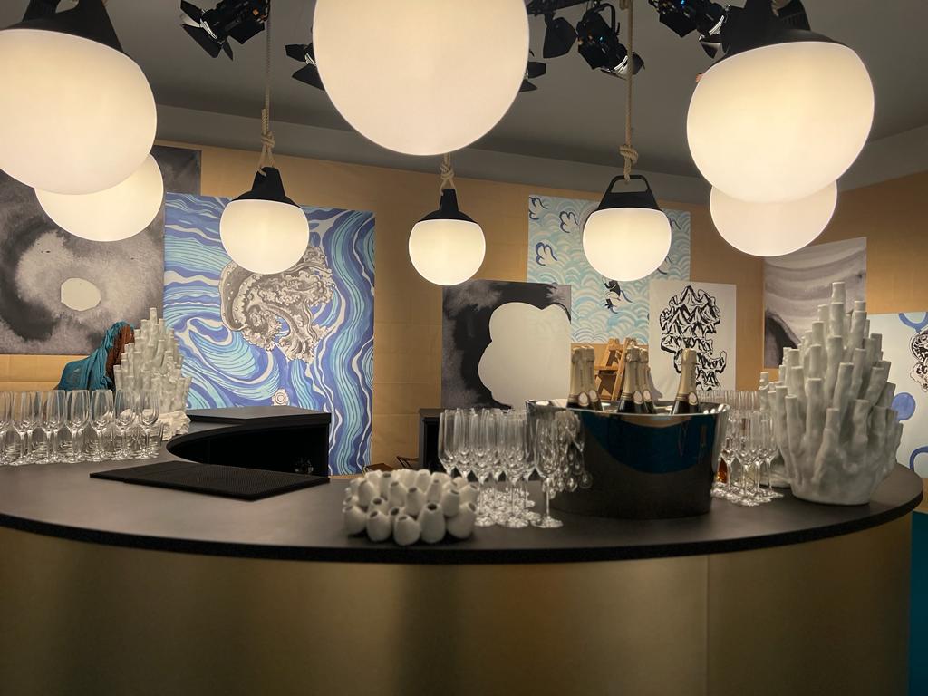 Utomhus SACKit Light-lampa hängande under invigningsfesten hos Hermès-butiken