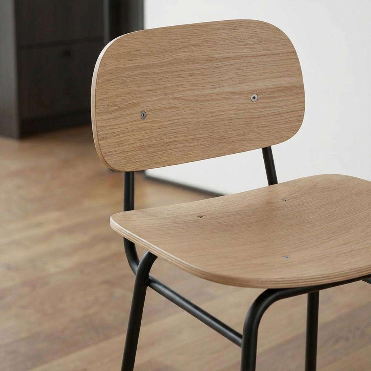 Frame Bar Stool - Wood w/backrest i naturlig ek – miljöbild