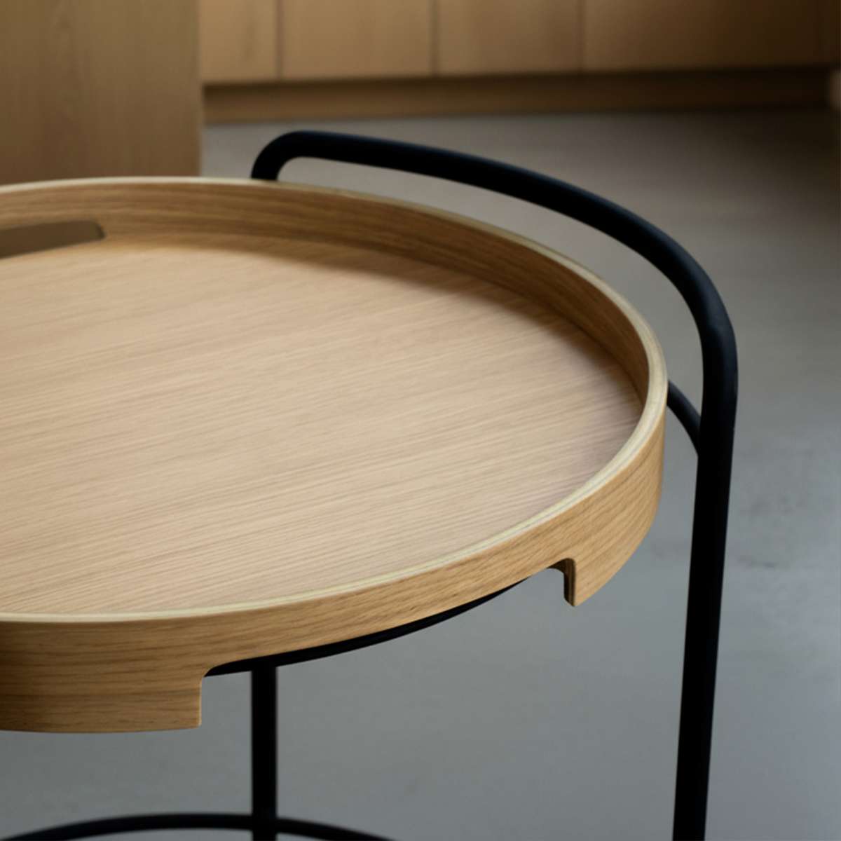 Serving Table w/ Nordic Serving Tray i naturlig ek – miljöbild