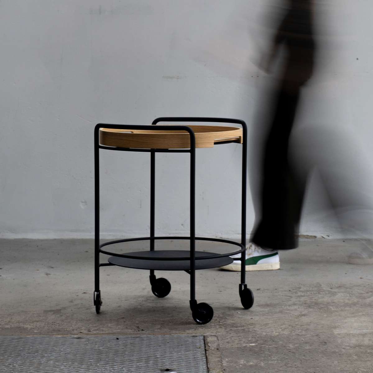 Serving Table w/ Nordic Serving Tray i naturlig ek – miljöbild