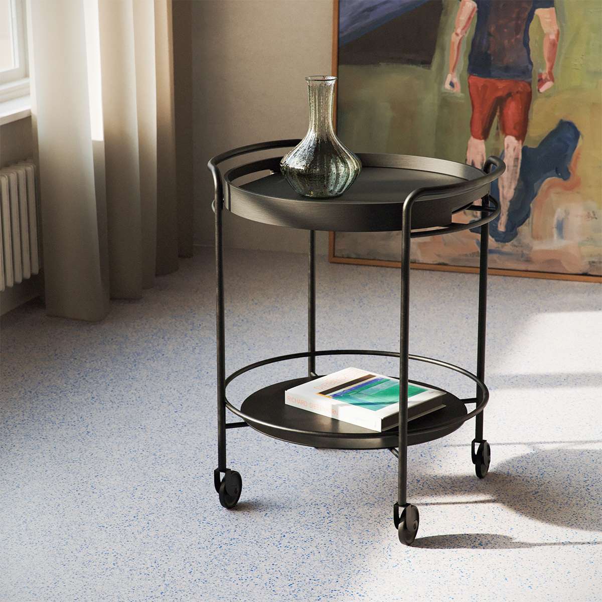 Serving Table w/ Nordic Serving Tray i svartbetsad ek – miljöbild