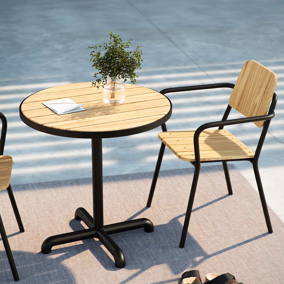 Kirra Cafe Table & 2 Kirra Patio Chair i svart – miljöbild