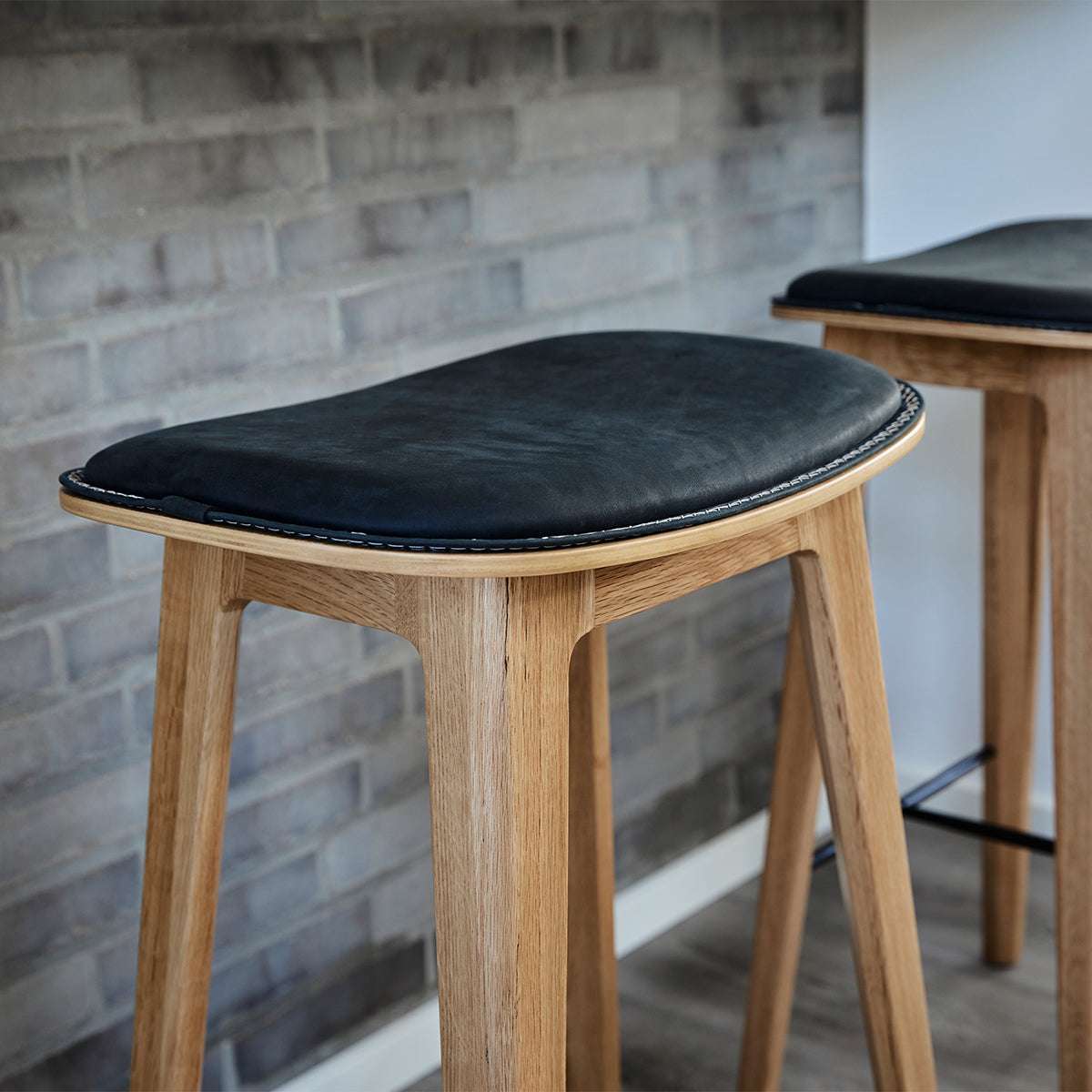 Nordic Bar Stool - Oak with stitches