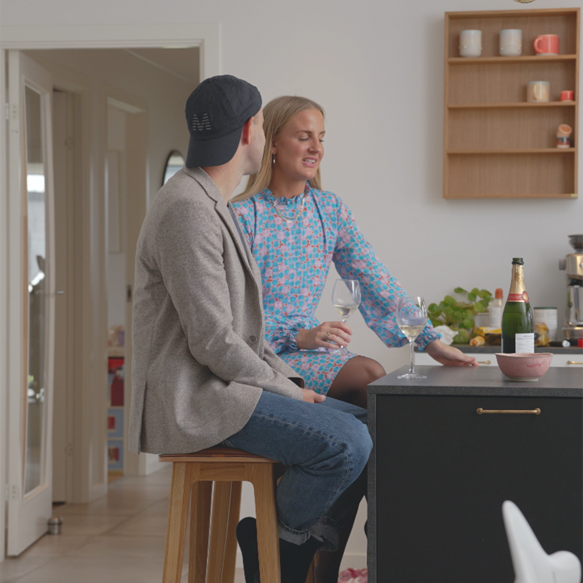 Nordic Bar Stool - Oak with stitches