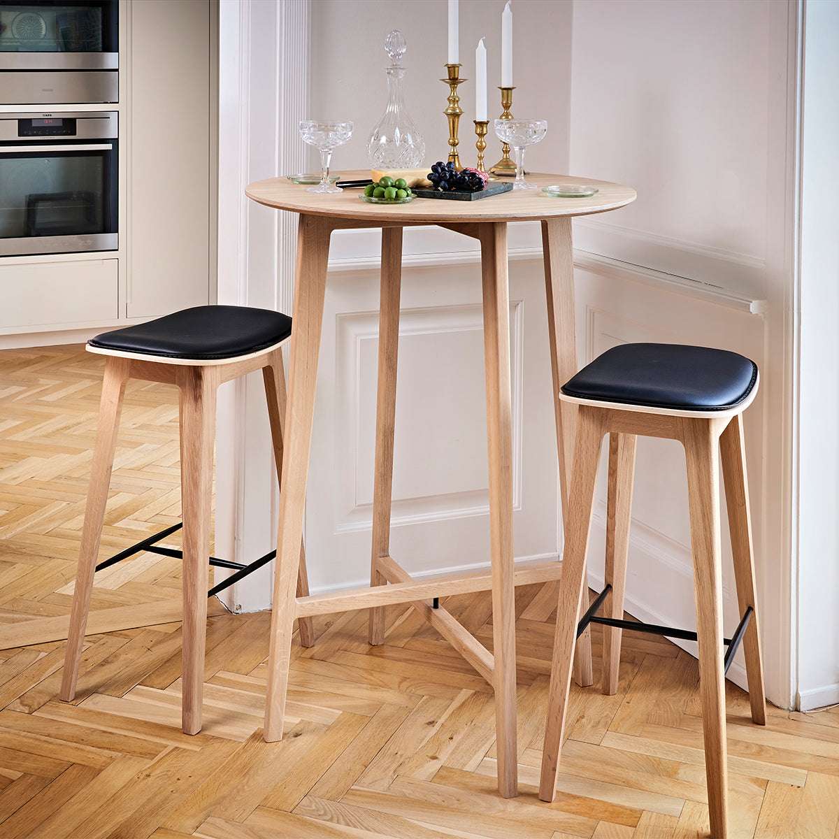 Nordic Bar Stool - Oak with stitches