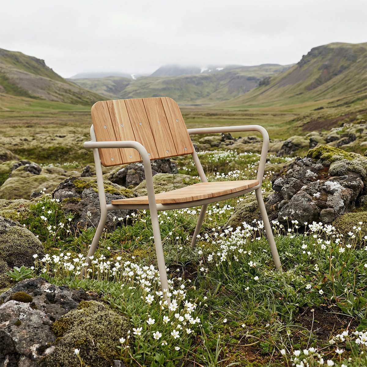 Kirra Patio Lounge Chair i Taupe – miljöbild