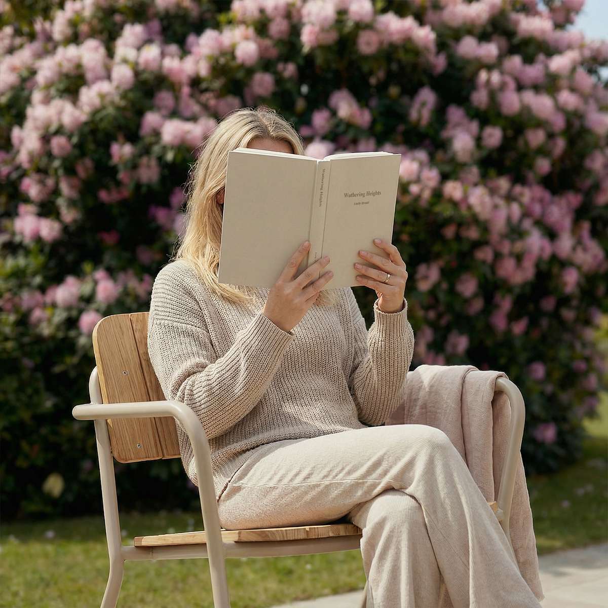 Kirra Patio Lounge Chair i Taupe – miljöbild