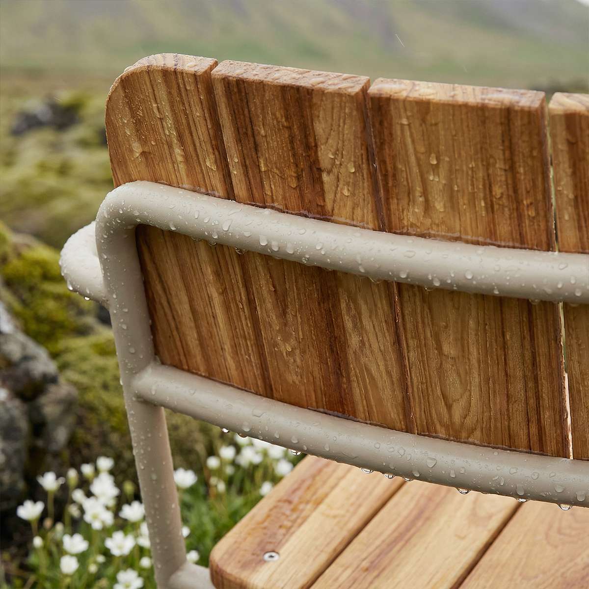 Kirra Patio Lounge Chair i Taupe – miljöbild