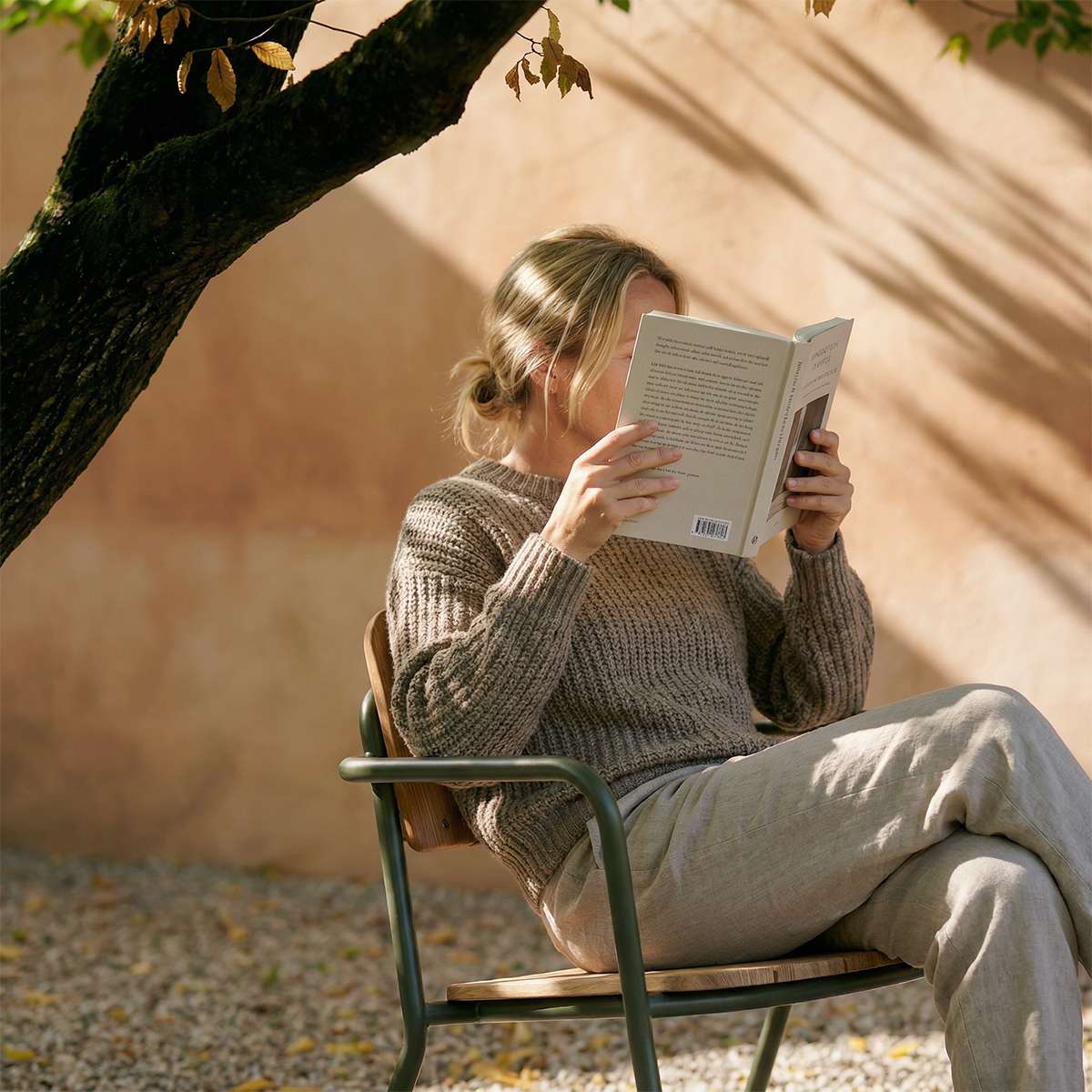 Kirra Patio Lounge Chair i oliv – miljöbild