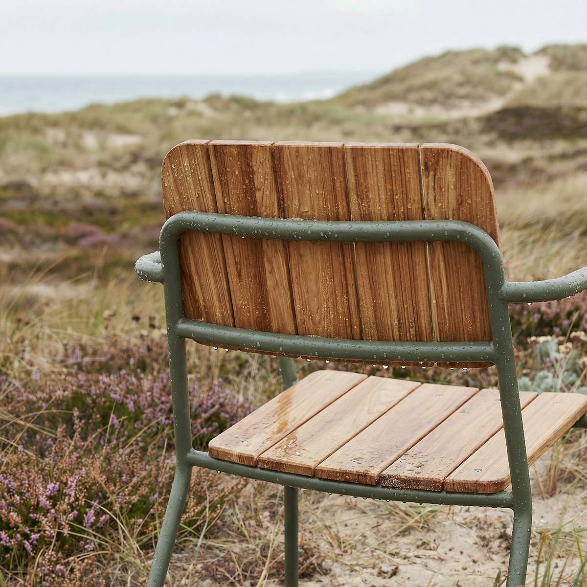 Kirra Patio Lounge Chair i oliv – miljöbild
