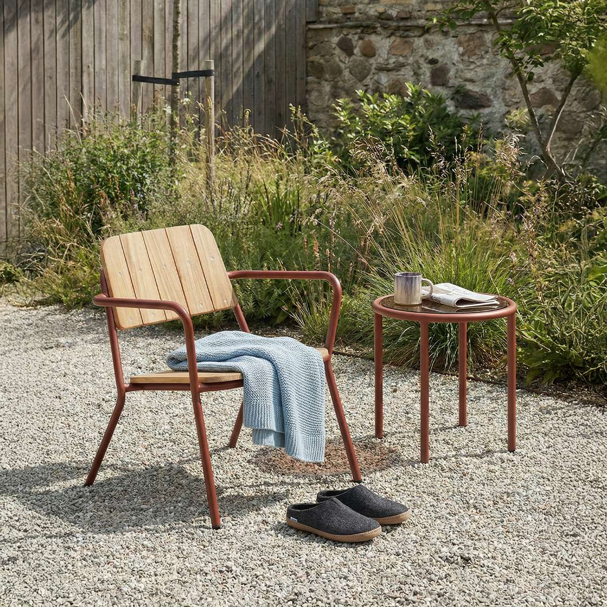 Kirra Patio Lounge Chair i Chestnut – miljöbild