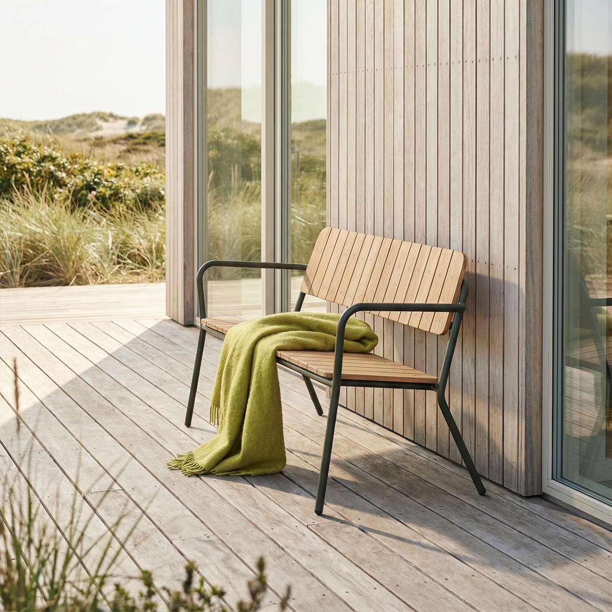 Kirra Patio Bench i oliv – miljöbild