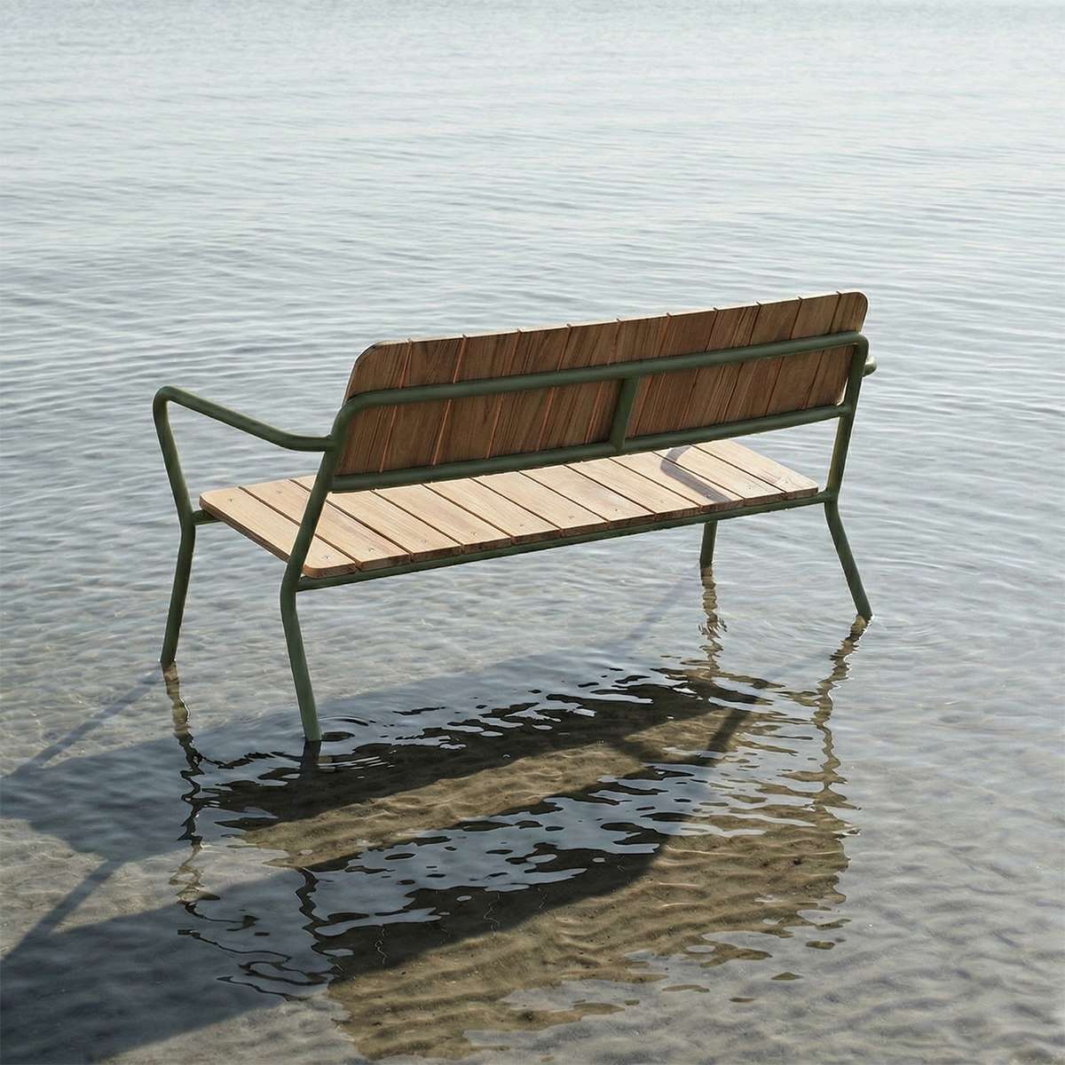 Kirra Patio Bench i oliv – miljöbild